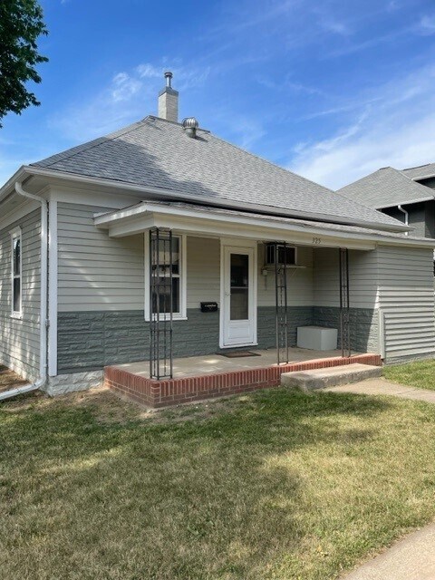 Primary Photo - 325 7th St SW