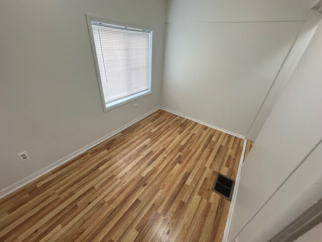 Foto del edificio - 420 E Harris St