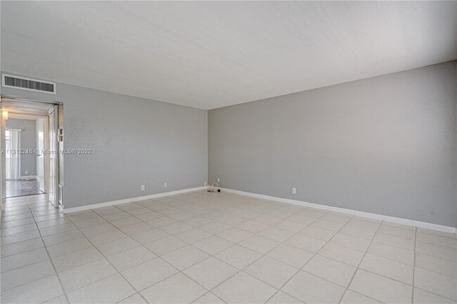 Building Photo - 520 Saxony Dr