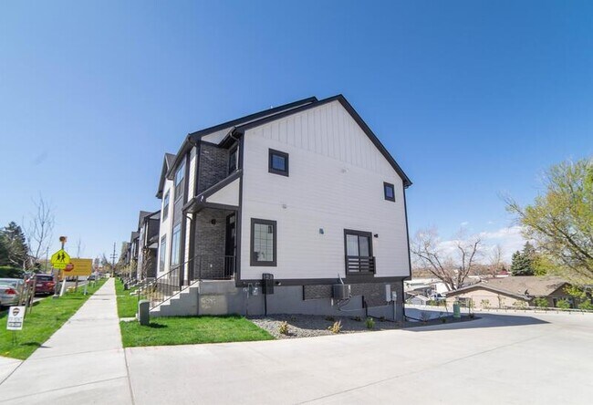 Building Photo - 1227 Sable Blvd