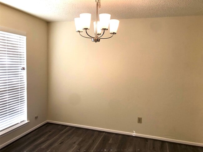 Foto del edificio - 4819 Sunshine Dr