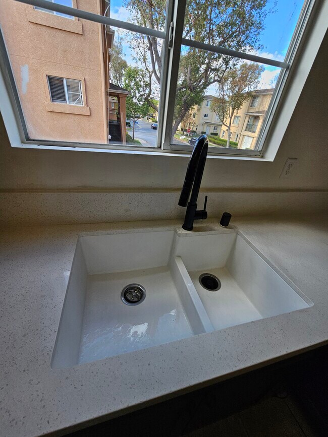 Foto del edificio - 1050 Harbor Heights Dr