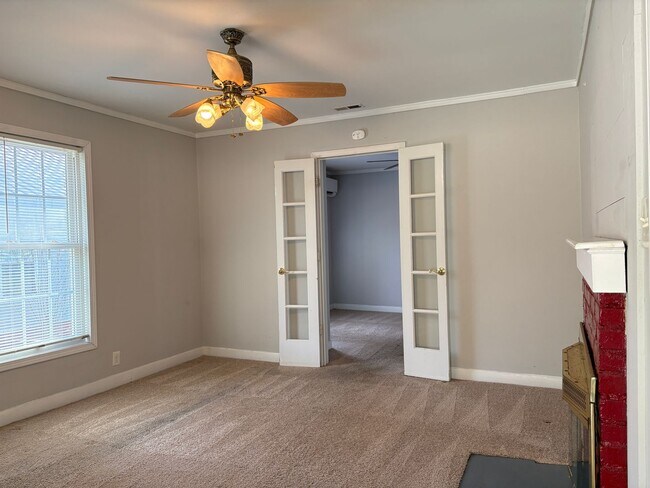 Foto del edificio - 3 Bedroom, 1 Bathroom House in Liberty!