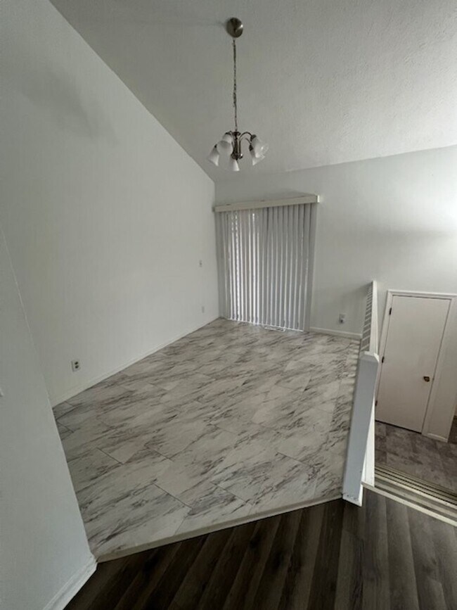 Foto del edificio - Spacious 4 Bedroom With Convenient Location!!