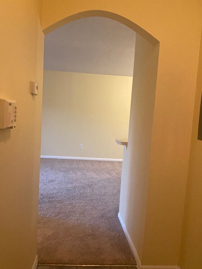 Building Photo - Spacious 1 bedroom, 1 bathroom unit in Cou...