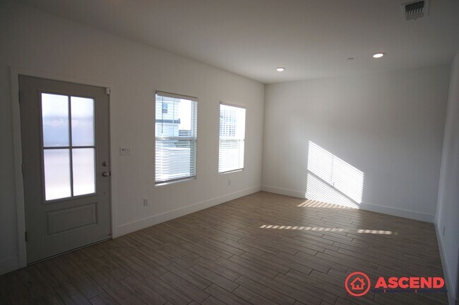 Foto del edificio - Spacious 5-Bedroom Home in Gossamer Grove with Solar & Modern Kitchen
