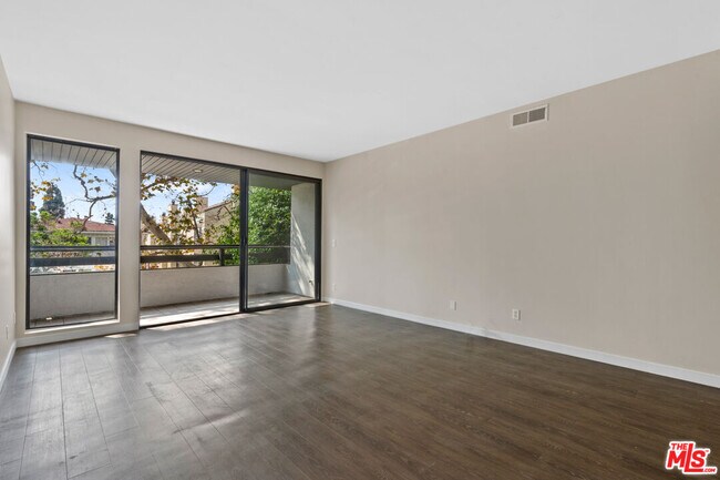 Building Photo - 1830 Westholme Ave