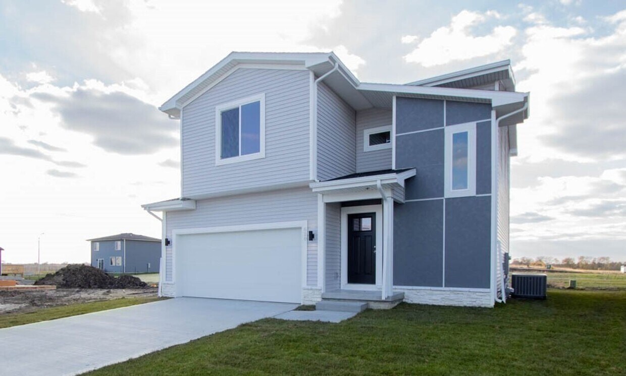 Primary Photo - "Modern Comfort: A Stylish Two-Story Retre...