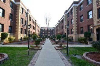 Building Photo - 830 W Waveland Ave