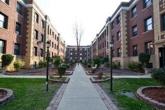 Building Photo - 830 W Waveland Ave