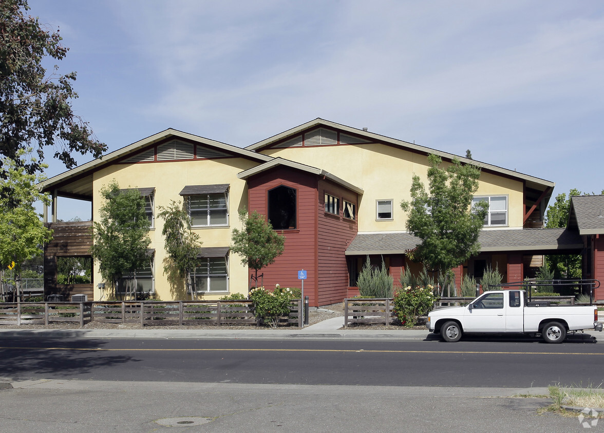 Building Photo - Laurel Gardens