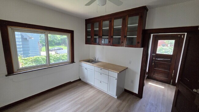 Foto del edificio - "2-Bedroom Duplex -avail now"