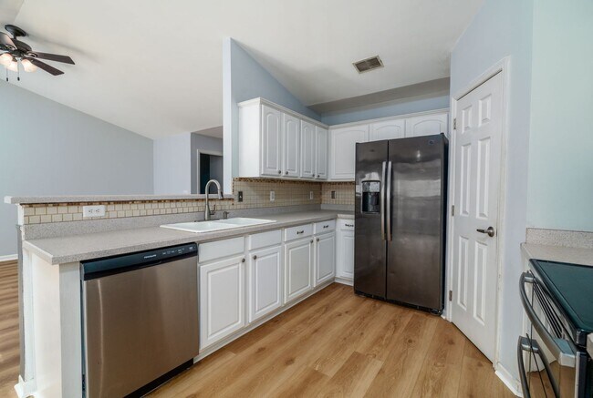 Foto del edificio - Ladson Home with Spacious Outdoor Living!