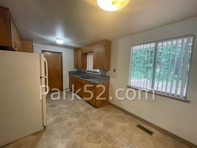 Building Photo - 2 Bedroom 1 Bathroom Puyallup Area Duplex
