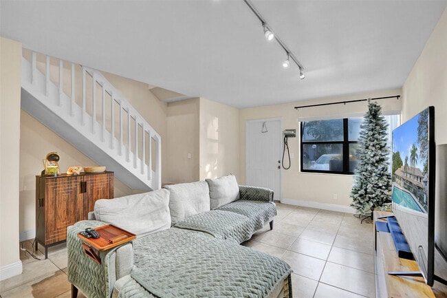 Foto del edificio - 9851 Riverside Dr