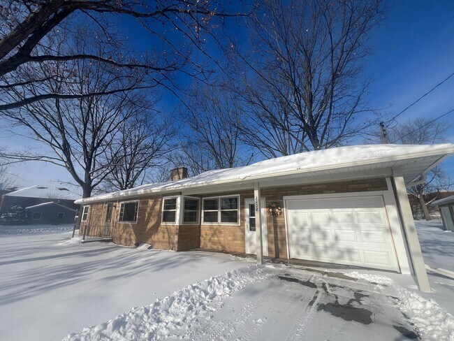 Foto del edificio - Click the “Apply Now” button or email wapmrentals@gmail.com for a prompt response.