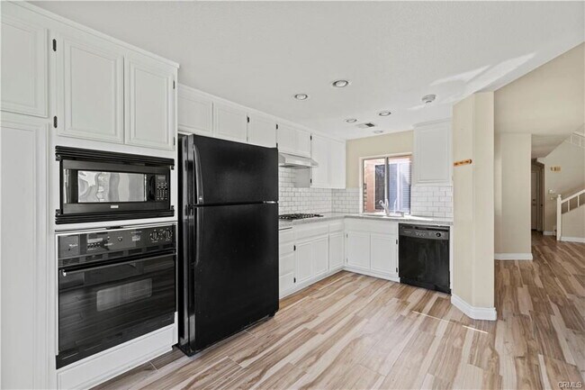 Foto del edificio - 25815 Dickens Ct