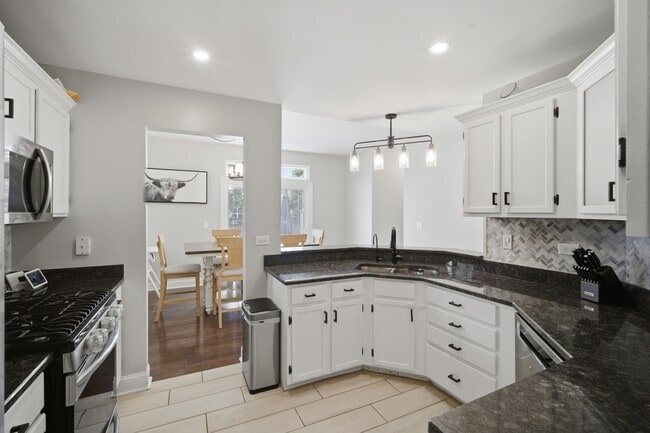 Building Photo - 843 Newbury Ct