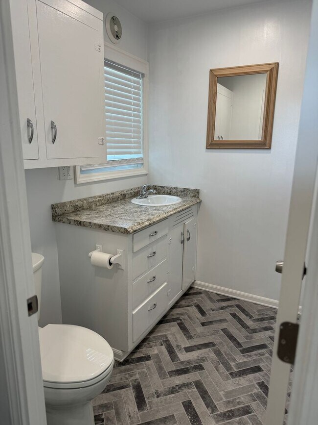 Building Photo - Fully renovated 3 bed 1.5 bath home!