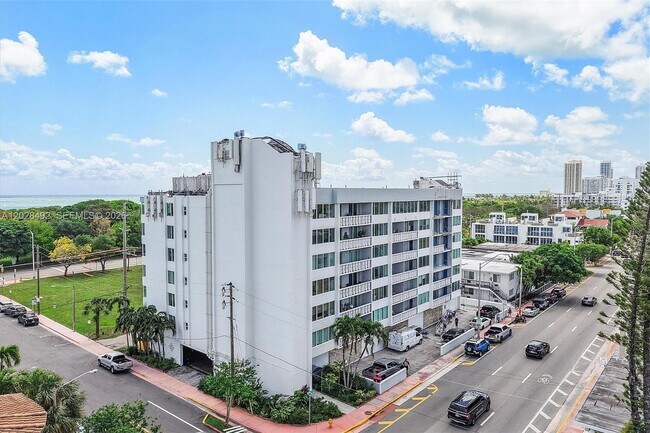 Foto del edificio - 8233 Harding Ave