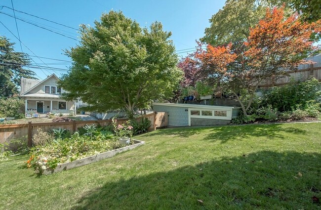 Building Photo - 2 Bed and 2 Bath Stunning Single-family Ho...