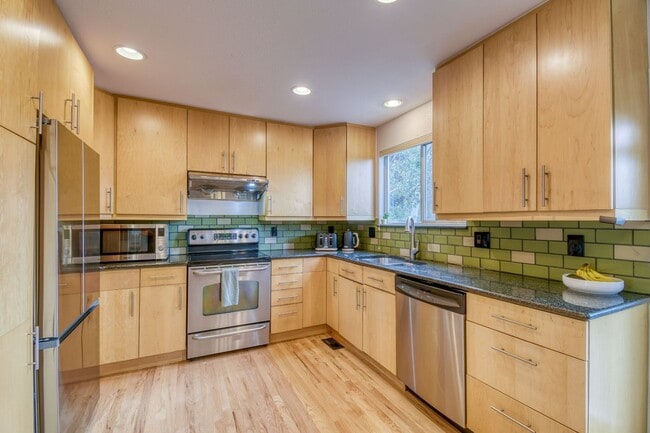 Building Photo - Remodeled 5bed/3.5bath Rock Creek Home
