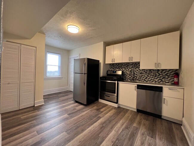 Building Photo - Updated 1BR Apartment w/ office.