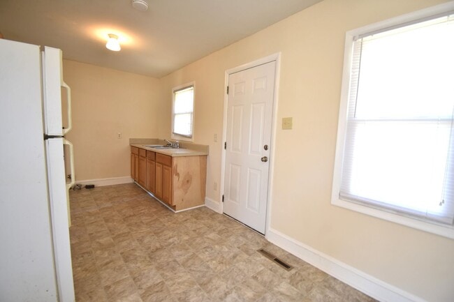 Building Photo - Coming Soon: 3 Bedroom 1 Bathroom