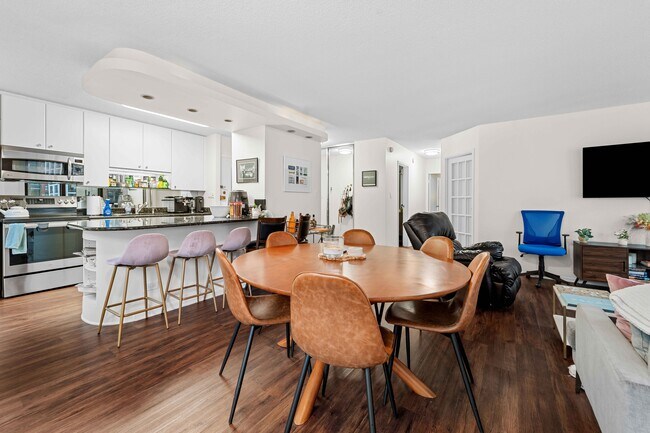 Living / Dining Room - 1313 N Ritchie Ct