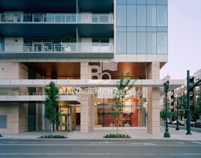 Building Photo - Luxury Condo Located in The heart of the P...