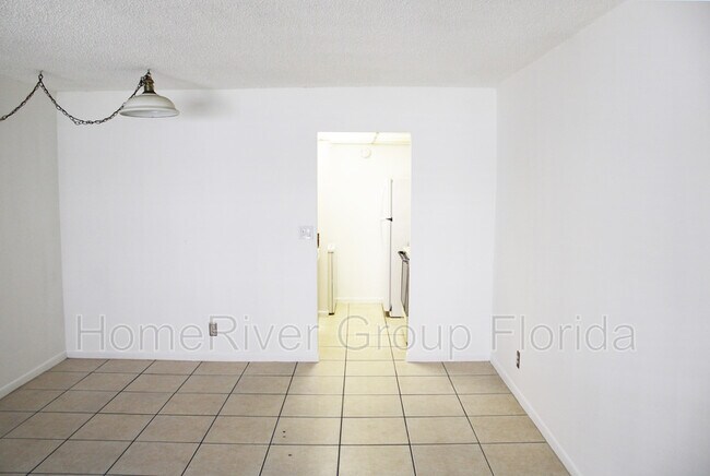 Building Photo - 10032 Twin Lakes Dr