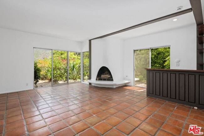 Building Photo - 2492 Banyan Dr