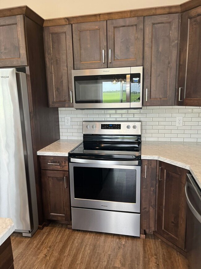 Foto del edificio - 3 Bedroom 3 Bath Tri Level Split attached ...