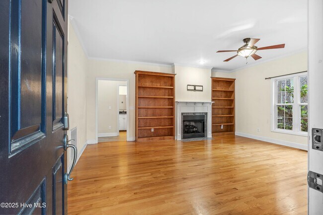 Building Photo - 5 Catalpa Ln N