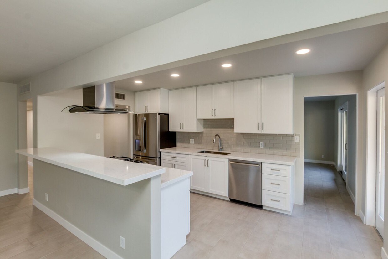 4 Bedroom, 3 Baths, includes 2 Master Suites Just 1-Mile from ASU - 4 Bedroom, 3 Baths, includes 2 Master Suites Just 1-Mile from ASU