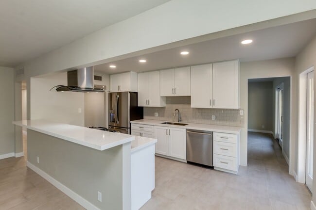 4 Bedroom, 3 Baths, includes 2 Master Suites Just 1-Mile from ASU - 4 Bedroom, 3 Baths, includes 2 Master Suites Just 1-Mile from ASU House