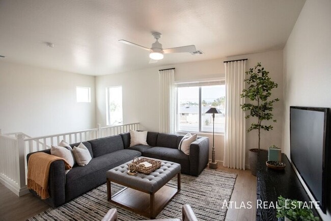 Building Photo - 1120 W Villa Theresa Dr