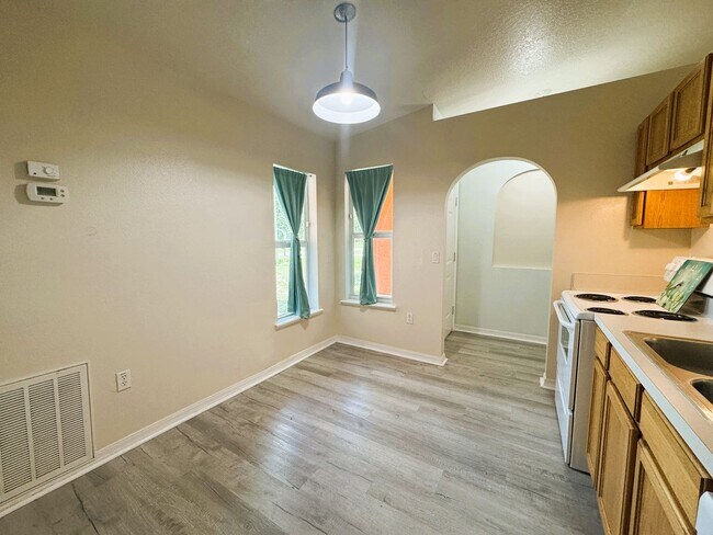 Building Photo - Your Dream Home Awaits in North Port!