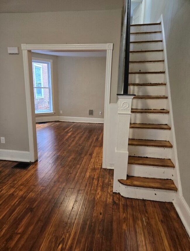 Foto del edificio - 6335 N Woodstock St
