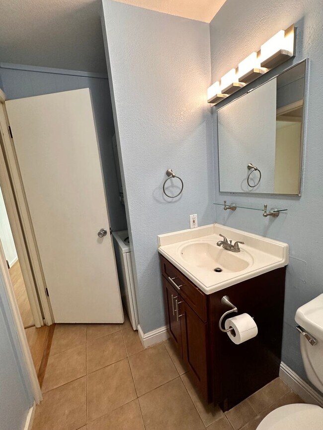 Building Photo - 2-bedroom and 1-bathroom - Located in Kapo...
