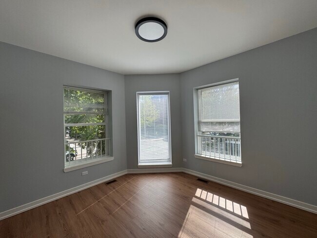 Building Photo - 4901 N Kenmore Ave