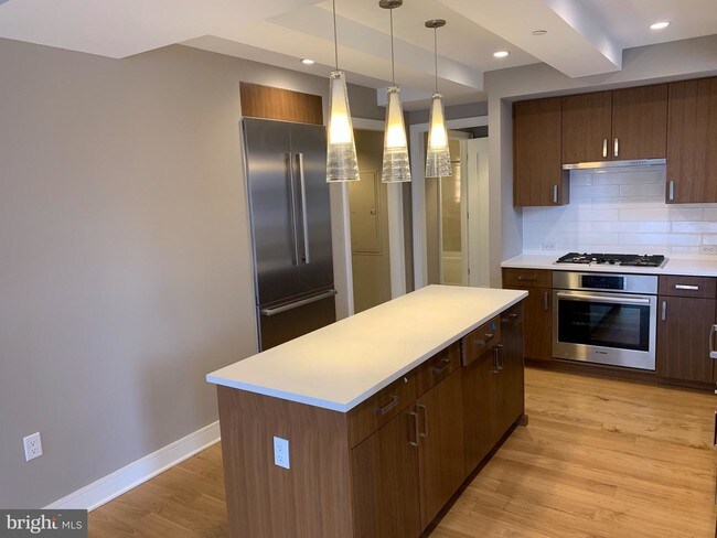 Foto del edificio - 8302 Woodmont Ave