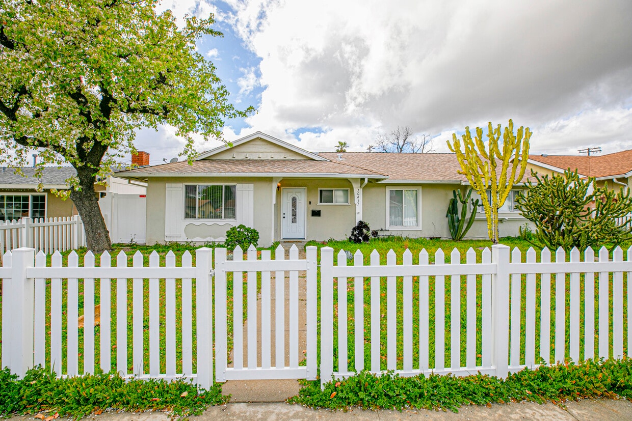 Foto principal - 10431 Hayvenhurst Ave