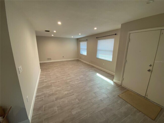 Building Photo - 853 Woodside Rd