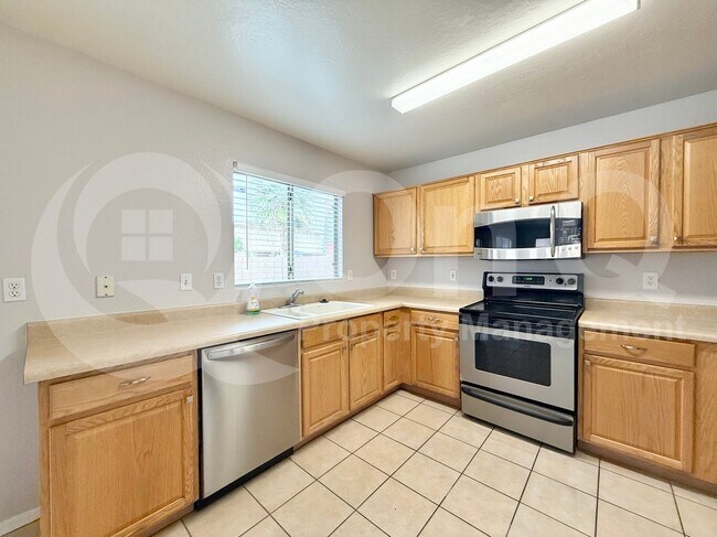 Building Photo - 1374 E 10th Pl