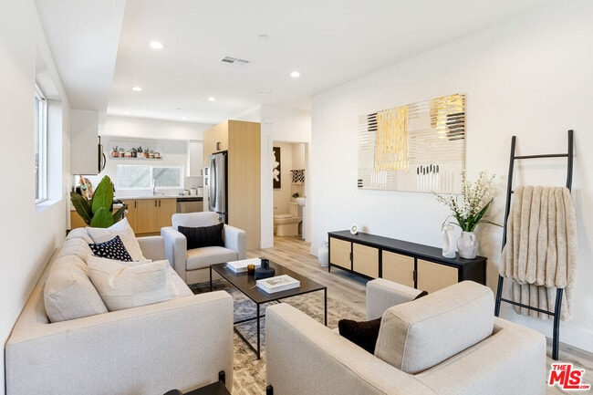 Foto del edificio - 222 N Coronado St