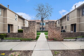 Building Photo - 225 Briarcrest Dr