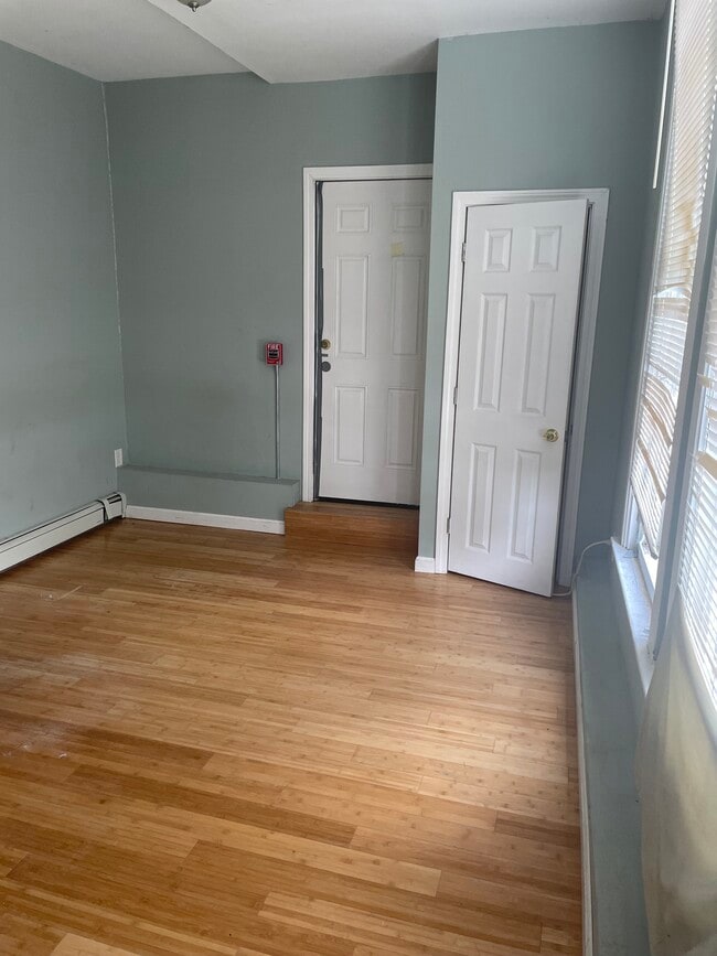 Building Photo - 8 Maple St