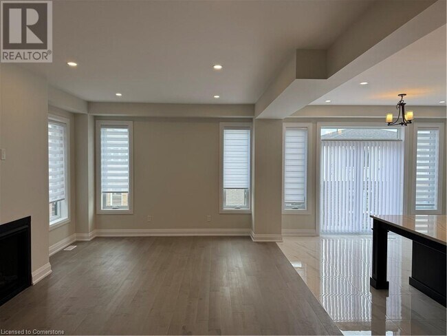 Building Photo - 550 Balsam Poplar St