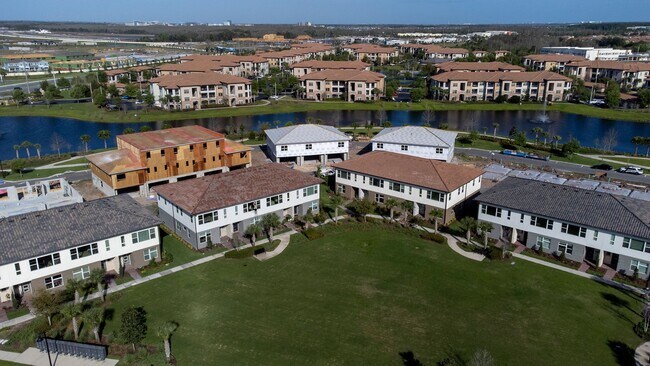 Foto del edificio - Stunning  MOVE-IN READY TOWNHOME in. Exqui...